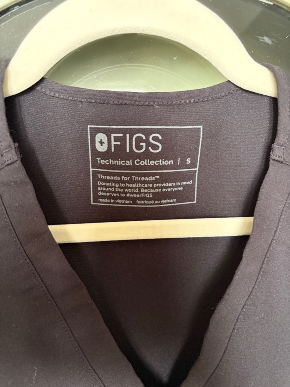 FIGS Black V-Neck Scrub Flutter Sleeve Top - Picture 3 of 3